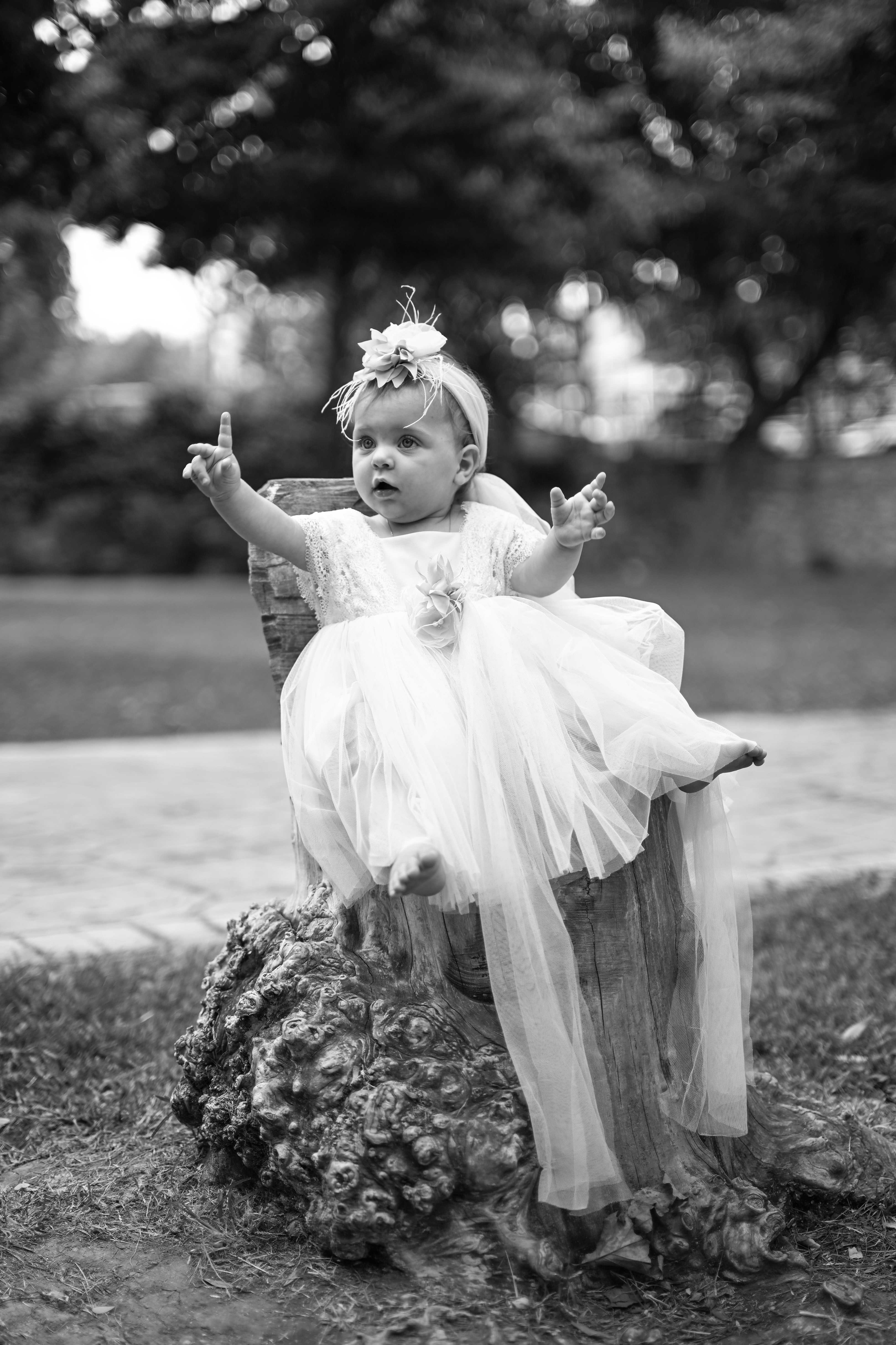 Ασπρόμαυρο πορτρέτο μωρού με φόρεμα βάπτισης - Φωτογραφείο Κολοβός