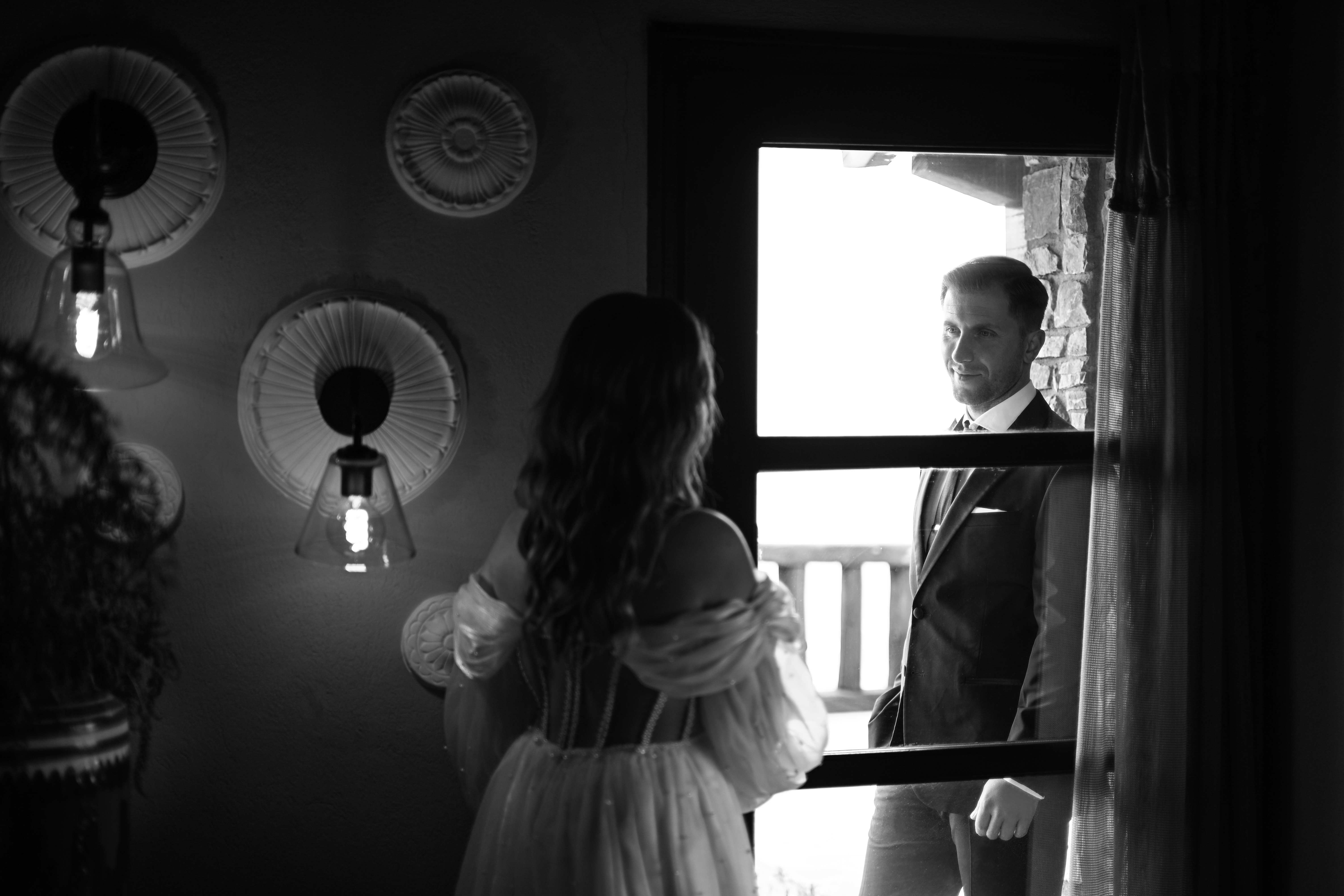 Νύφη και γαμπρός κοιτάζονται μέσα από παράθυρο - Φωτογραφείο Κολοβός